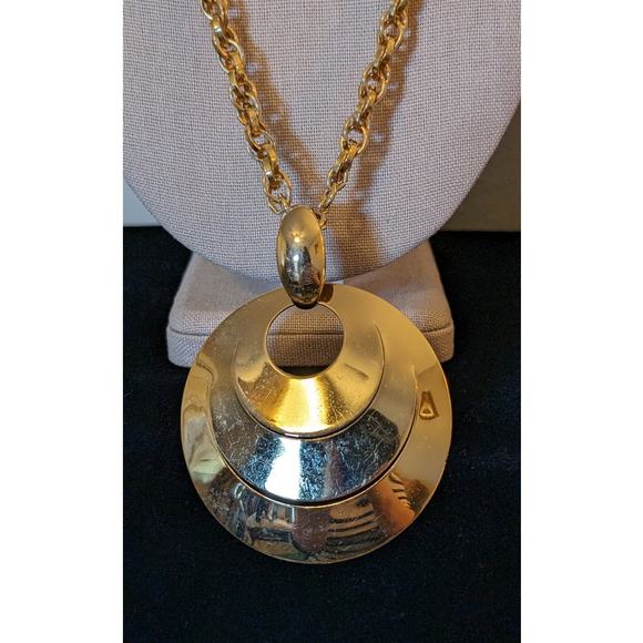 60s to 70s Mod Style Round Disk Cut Out Pendant Chunky Chain Gold Tone Necklace - Picture 2 of 8